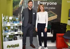 Laszlo Pinter und Laura Koller am Stand der Polymer Logistics GmbH. Die Firma präsentierte u.a. ein innovatives Roll-Mehrwegsystem aus Karton mit mehreren Ebenen.